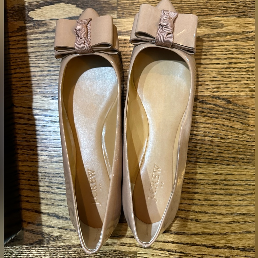 J. Crew Emery Patent Bow Flat Size 7 in bronzed clay, new in box